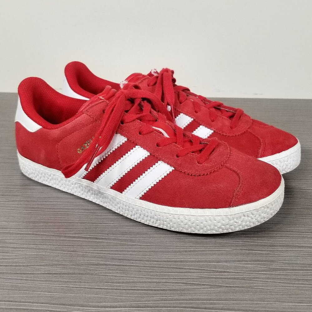 adidas Gazelle Sneaker, Scarlet Red Suede, Big Kid Size 3.5 US / 35.5